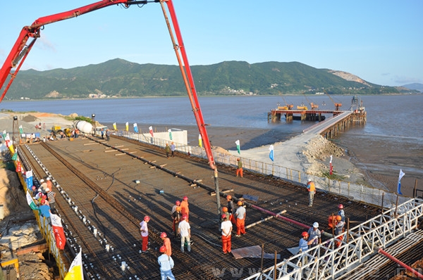 溫州大門大橋首跨箱梁成功澆注