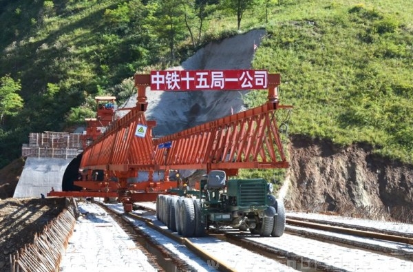 三淅高速東溝特大橋右幅順利架通